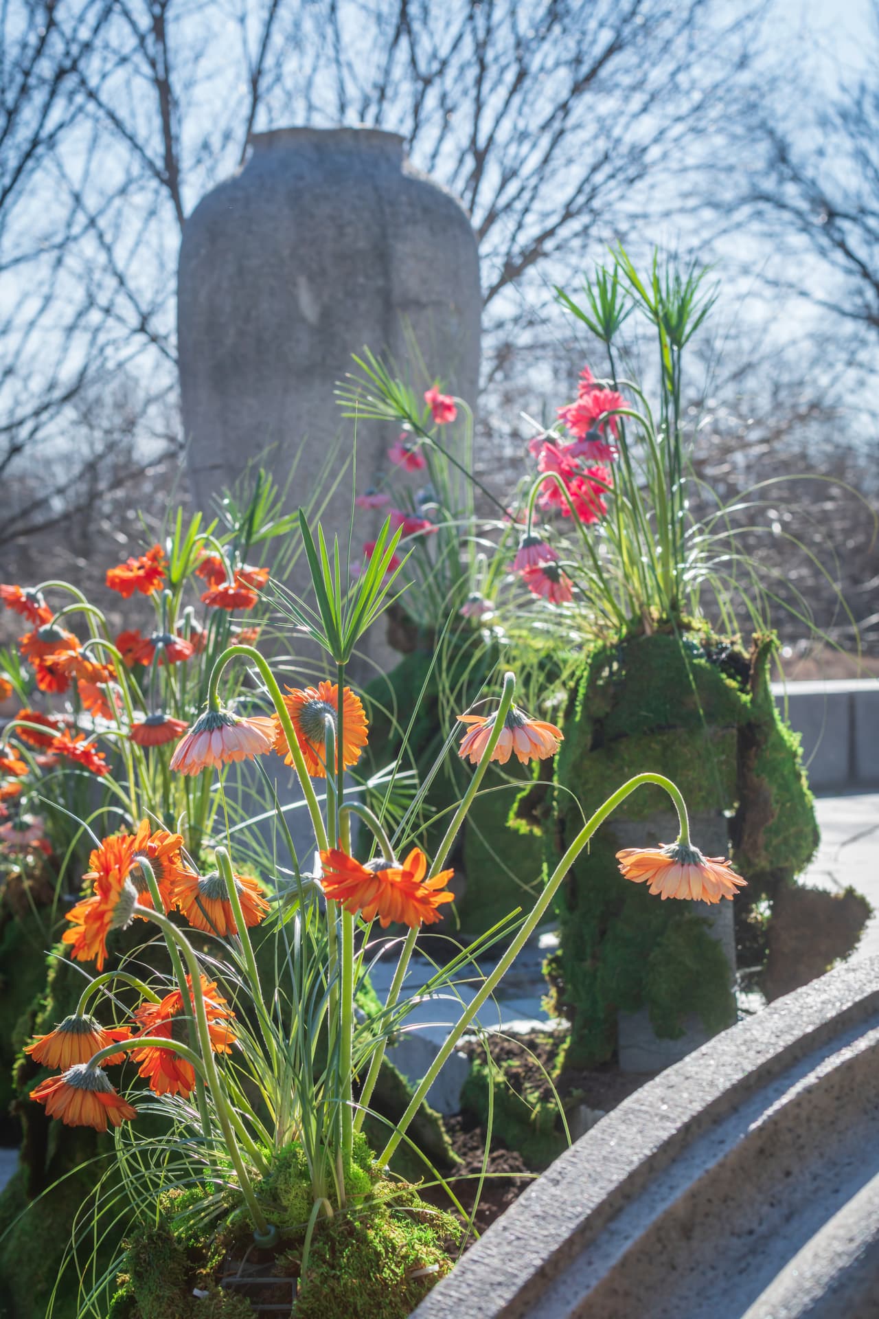 • ¡Mariposas en Vivo! (5 - 13 de junio) - Experimente mariposas nativas en una exhibición al aire libre.
<br>• Noche en la Exposición de Flores (sábado 5 de junio) - Únase a una noche especial para recaudar fondos que apoye el trabajo de PHS.
<br>• Flowers After Hours (viernes 11 de junio) - Vístase con el tema "Hort Couture" y disfrute de música en vivo, comida y bebidas.
<br>• Family Frolic (sábado 12 de junio): familias invitadas a participar en actividades para niños.