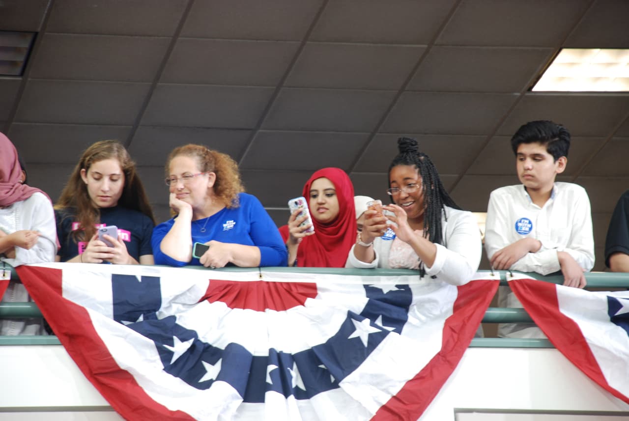 Jovenes de la Universidad George Mason siguen el discurso de Michelle Obama