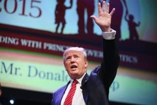 Por qué los republicanos no expulsan a Trump