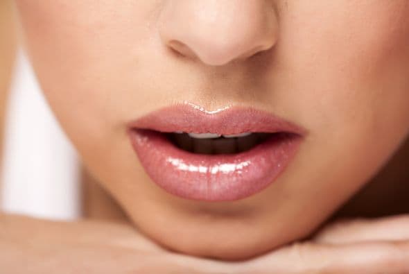 Un grupo de dermatólogos aconseja exfoliar la piel de la boca dos veces a la semana para lograr unos labios más rosados y sin pellejitos. 
<br>