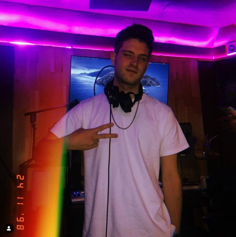 Desde pequeño Nicolás Haza había mostrado su 
<b><a href="https://www.univision.com/famosos/hijo-mayor-ludwika-paleta-papa-plutarco-haza-talento-musical-fotos">pasión por la música</a></b>, ámbito en el que se desenvuelve actualmente.
<br>