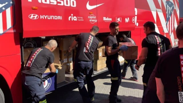Llega autobús del Atlético de Madrid con ayuda humanitaria para Ucrania