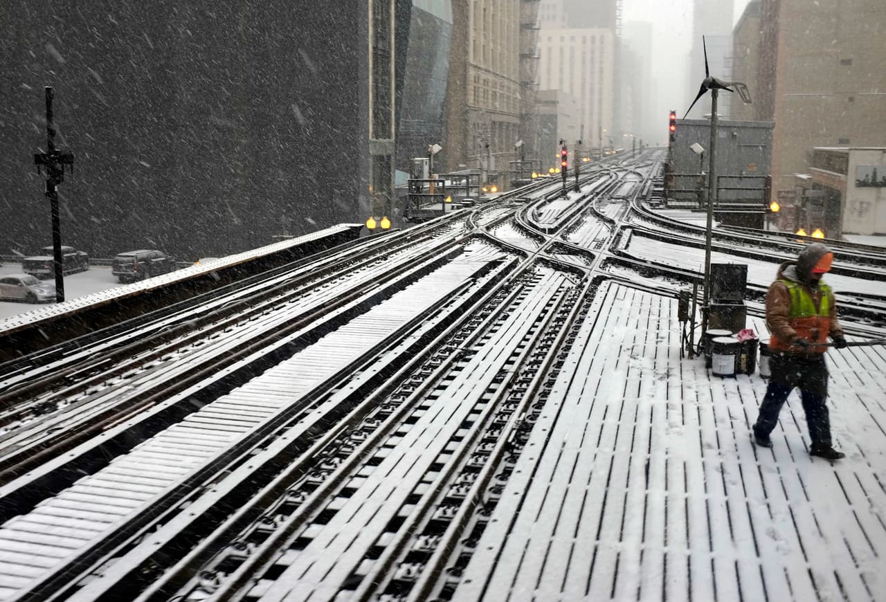 La Ciudad de los Vientos se pintó de blanco este viernes con la primera nevada del año que dejó un poco de acumulación en las calles y nos regaló fotos que parecen salidas de una postal.