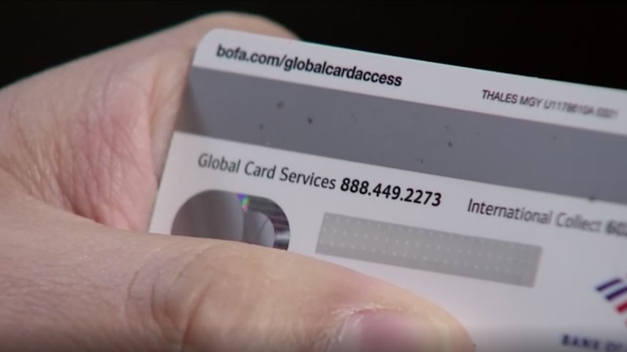 Para saber si se realmente se trata de un mensaje verídico, debes analizar el mensaje y si tiene muchos códigos o textos que no se entienden, se recomienda que llames a tu banco, el número lo encuentra en la parte posterior de tu tarjeta de débito.