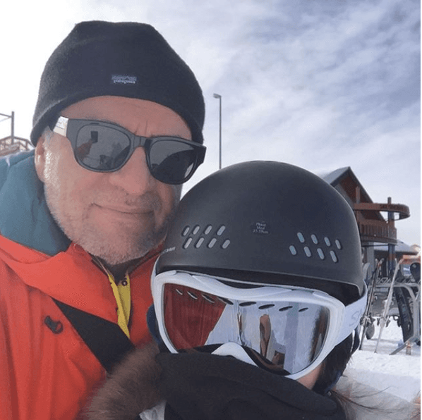 Esta no ha sido la única ocasión en que el productor y sus hijas deciden pasar unas vacaciones en la nieve, según diversas imágenes que el mismo hermano de Verónica Castro ha compartido en su cuenta oficial de Instagram en años anteriores.