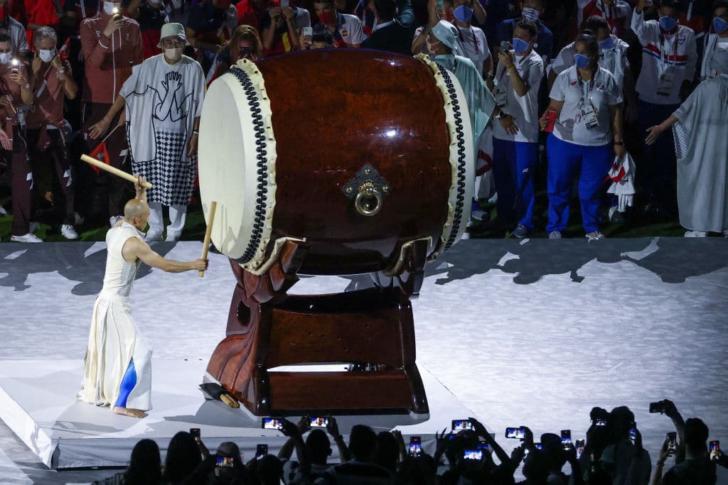 Como parte de la ceremonia, un percusionista toca el famoso tambor Taiko, tradicional de Japón.