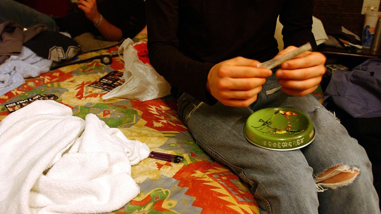 Escucharlos y no enojarse: consejos de las autoridades para abordar el tema de las drogas con tus hijos