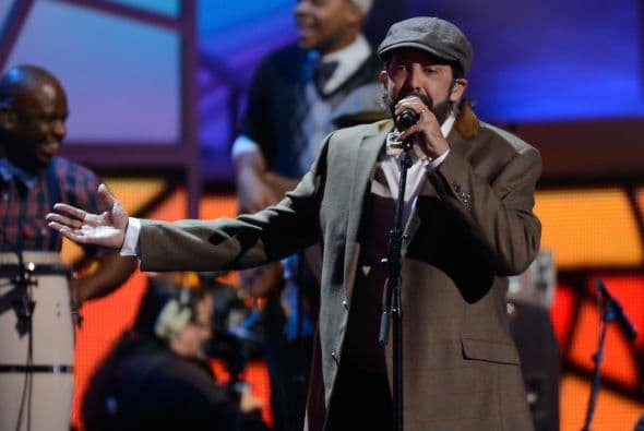 9. Pero no podemos hablar de Juan Luis Guerra sin recordar que desde la década de los 80 está casado con Nora Vega, con quien tuvo dos hijos.