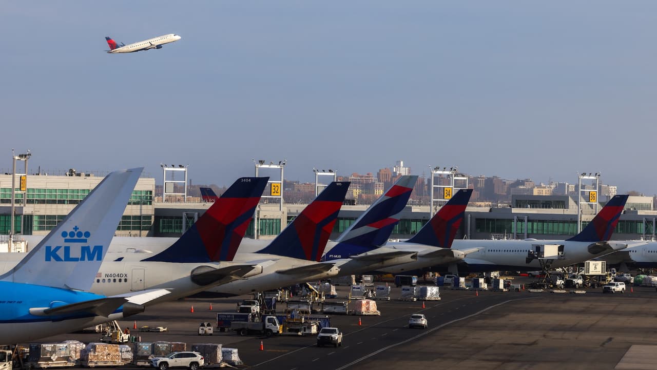 Aeropuertos de Nueva York afectados con cancelaciones y retrasos por recorte aéreo de la FAA