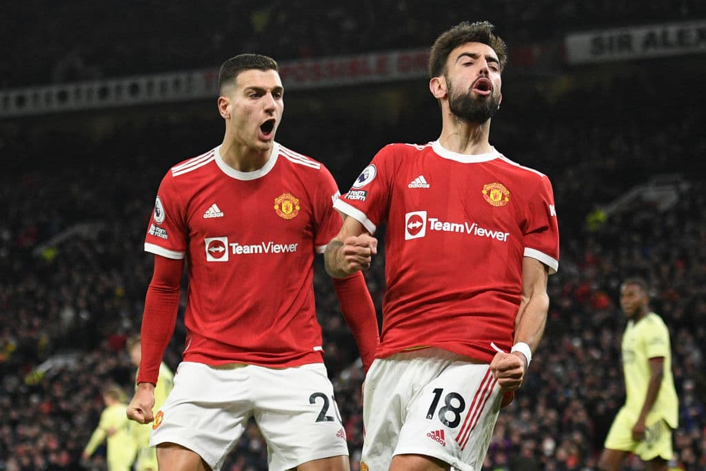 Manchester United se impone al Arsenal 3-2 en un partido emocionante para cerrar la J14 en la Premier League. Emile Smith Rowe, junto con Martin Odeegard anotaron para los Gunners, mientras que para los locales fueron Bruno Fernandes al 44' y Cristiano Ronaldo lució con dos goles, uno de ellos fue penal, para quedarse con la victoria.