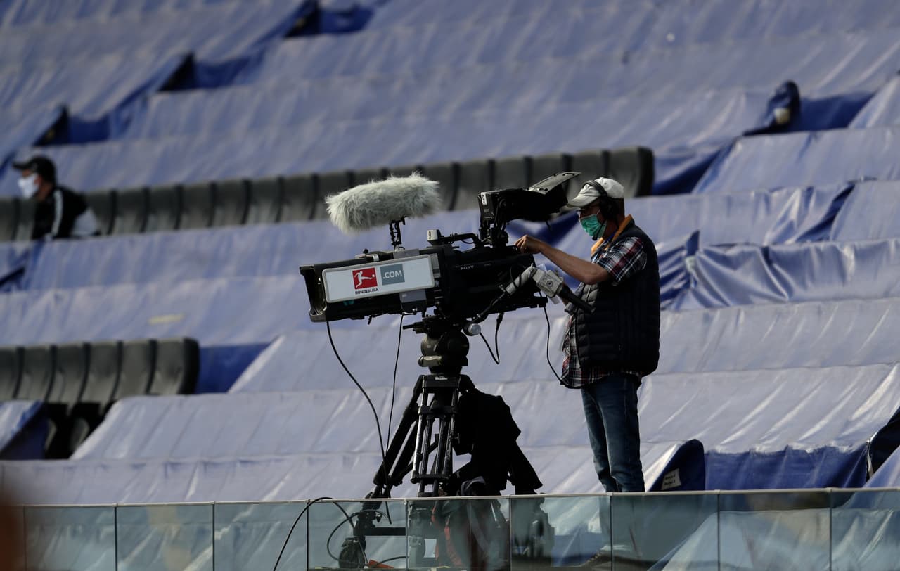 No se permiten más de 100 personas en las instalaciones de los estadios, se sanitizan los balones de juego, se mide la temperatura de los asistentes, todos usan tapabocas (excepto en el terreno de juego), entre otras indicaciones.