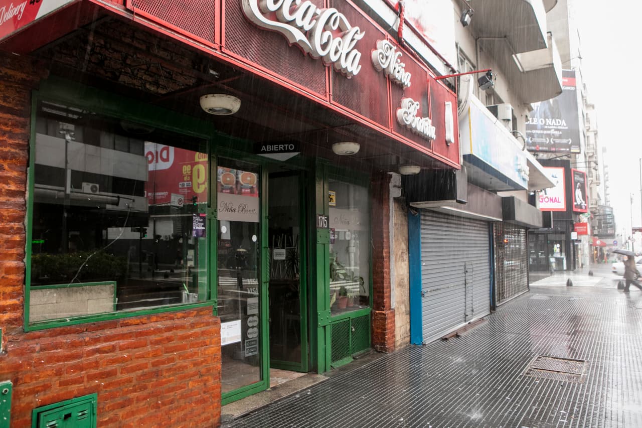 Hasta el mediodía la compañía eléctrica Edesur Argentina había restaurado el servicio a más de 75,000 clientes en la zona del Gran Buenos Aires. Algunos establecimientos comerciales se encontraban cerrados ante la falta de electricidad.
<br>