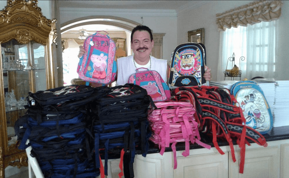 Además de cantante se ha destacado en la polìtica mexicana, ya que hace unos años fue regidor por el Partido Revolucionario Institucional (PRI).