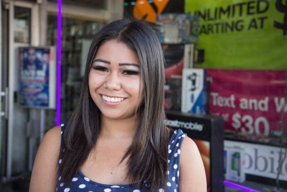 Karla es una co-fundadora de Fuerza, una organización que ayuda a estudiantes indocumentados. Ella esta afuera de su lugar de empleo en Upper Darby. Su sueño es ser política.