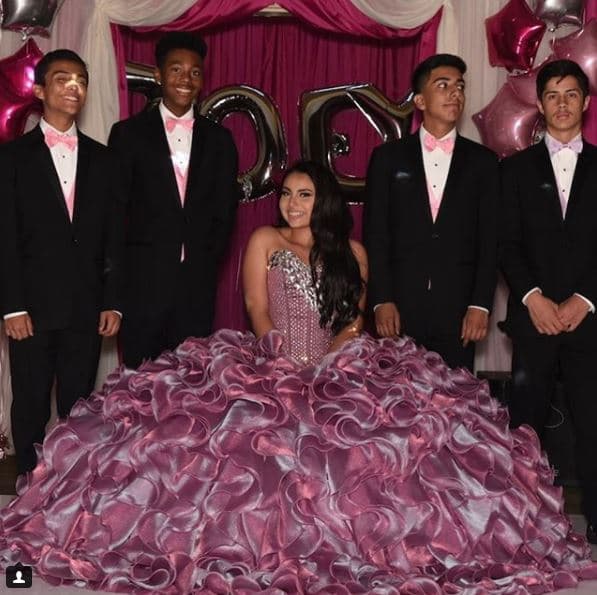 Ella es Zoey Luna, una joven transgénero de origen mexicano que vive en Los Ángeles y a quien la cantante Thalía y su esposo, Tommy Mottola, ayudarán a festejar sus 15 años.