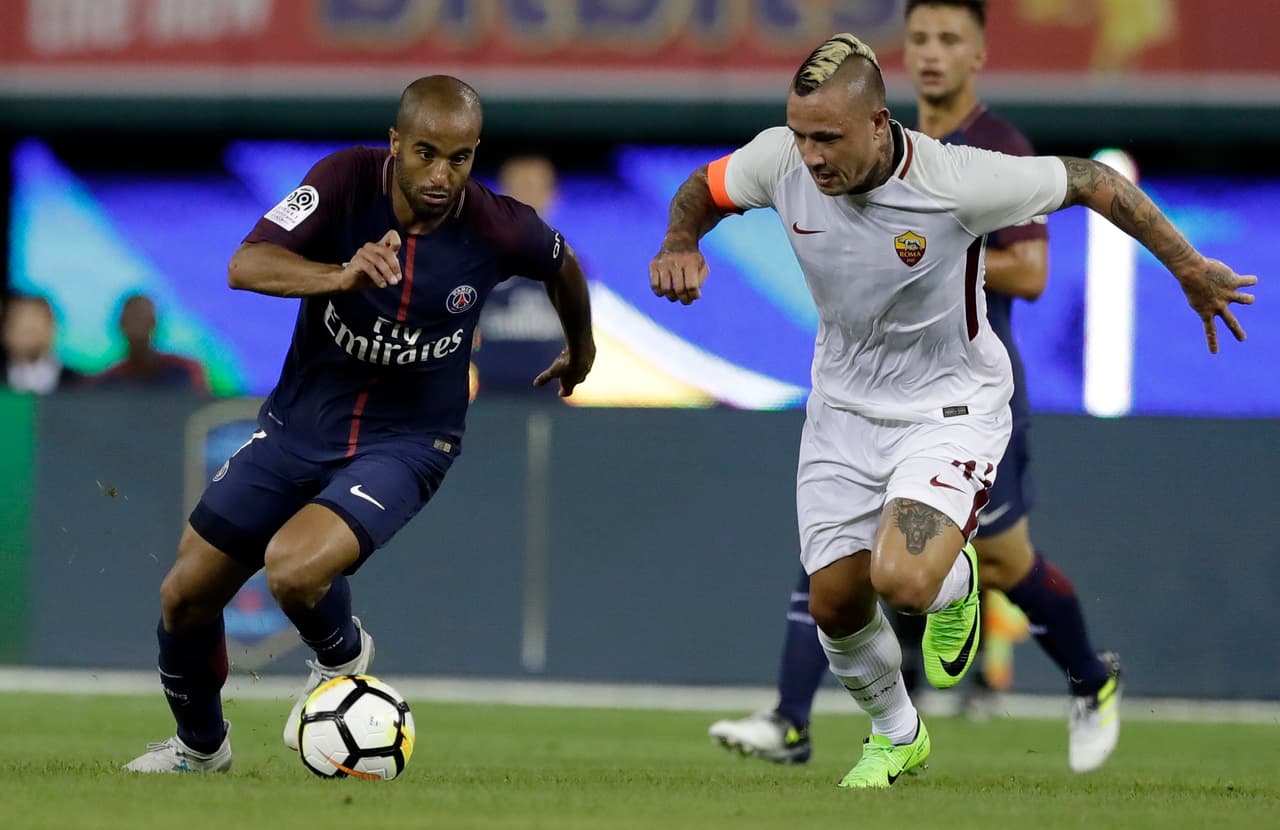 París Saint-Germain (PSG) anunció la marcha del extremo brasileño Lucas Moura al Tottenham Hotspur "de manera definitiva". Las cifras manejadas se situaban en torno a los 30 millones de euros.