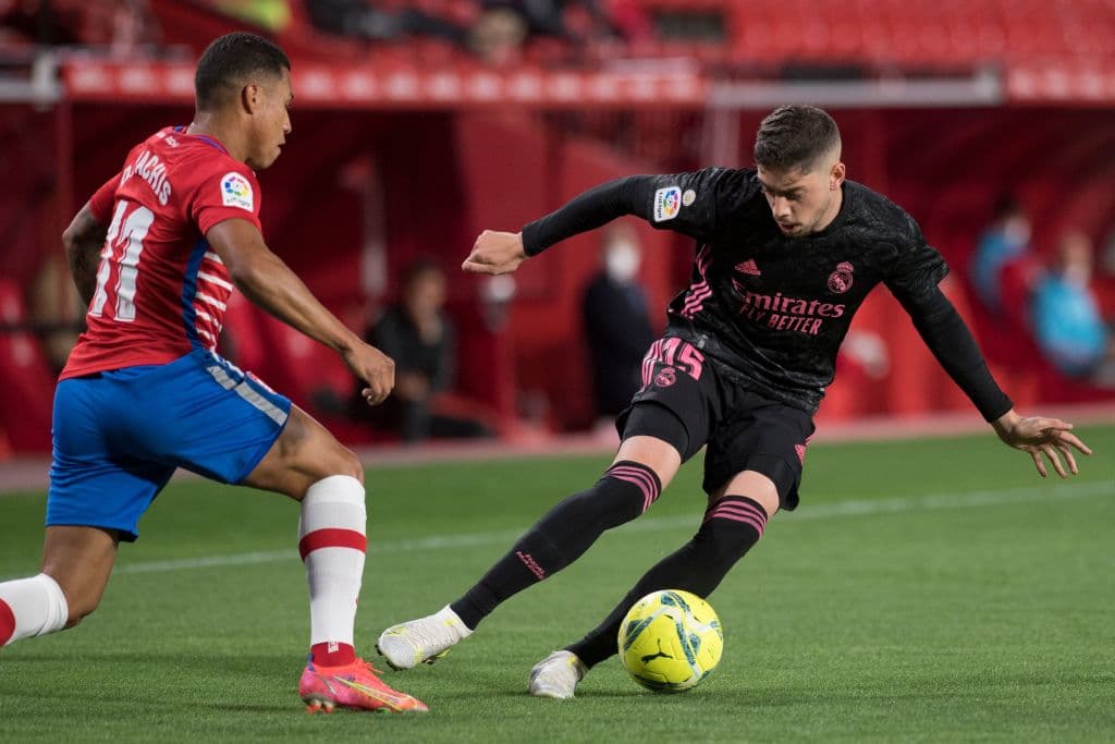 El Real Madid muestra su poderío y con los goles de Luka Modric, Rodrygo, Ávaro Odriozola y Karim Benzema, el Real Madrid golea 1-4 al Granada y aprietan al Atlético de Madrid en la pelea por el título de La Liga.