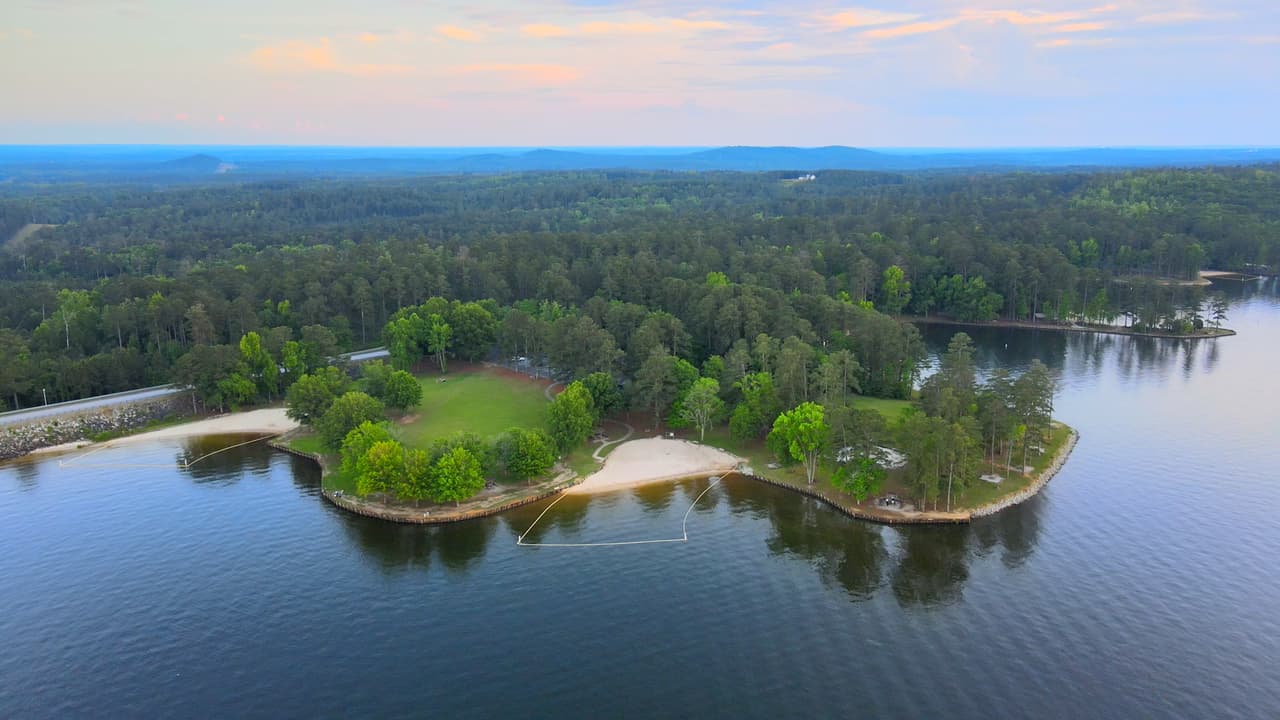 Uno de los parques más populares es la West Dam Recreation Area.