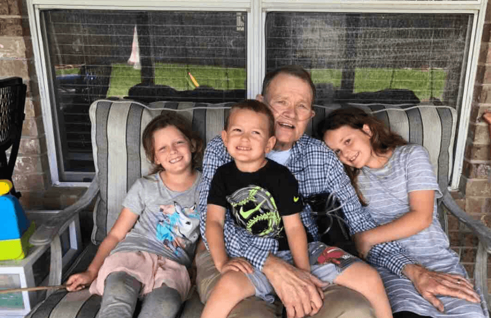 William Tisdale fue diagnosticado con fibrosis pulmonar en diciembre y su esposa, una de las maestras asesinadas en el tiroteo de Santa Fe, trabajaba incansablemente para costear sus gastos médicos. La familia quería probar una terapia experimental que le permitiera a él disfrutar de más tiempo junto a sus hijos y nietos.