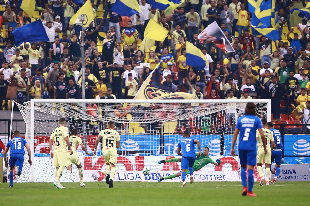 A los 14 minutos, por una mano en el área americanista, se marcó un penalti en favor de La Máquina. Y el encargado de patearlo fue Milton Caraglio.
