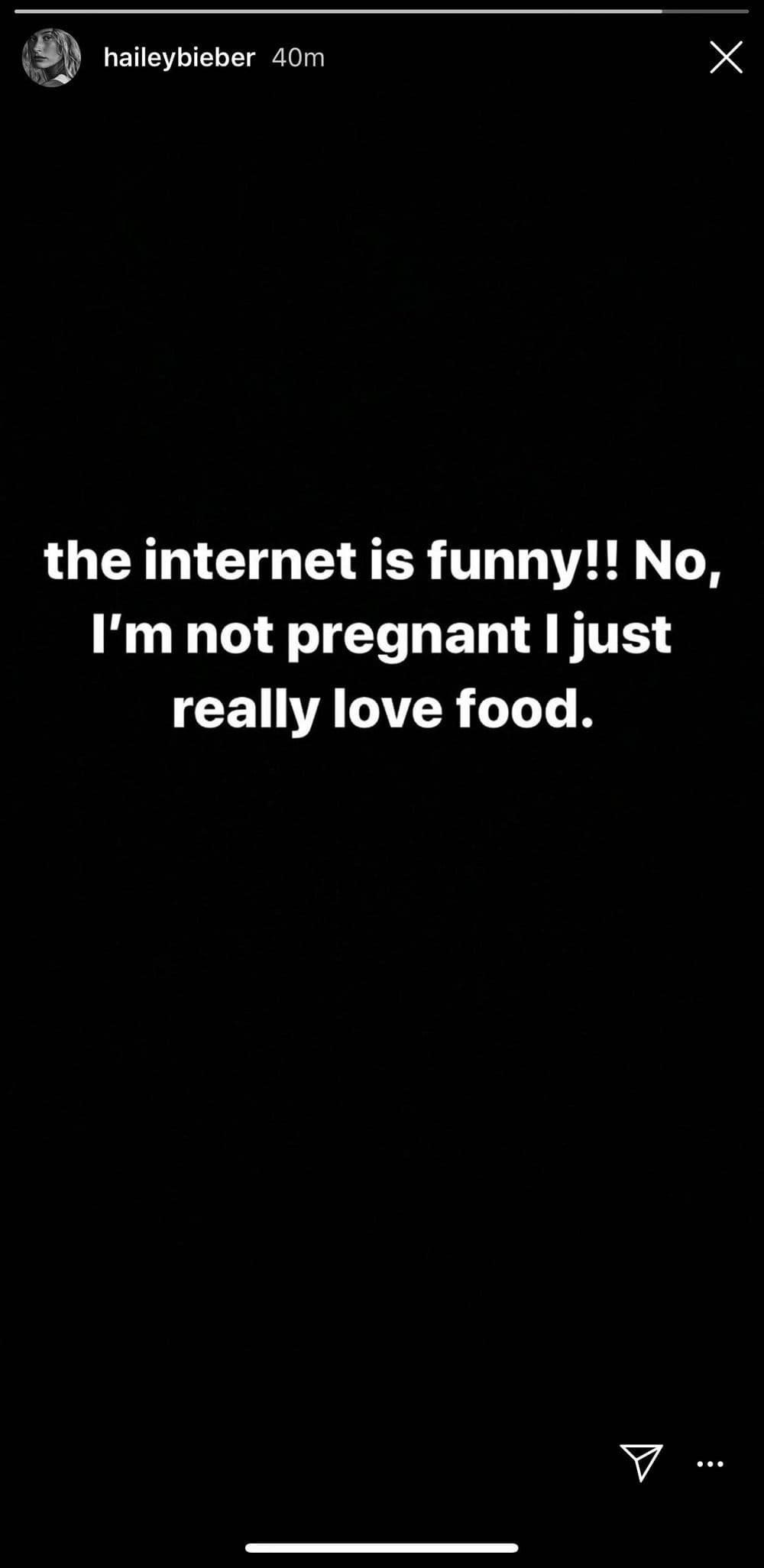 "Internet es divertido, no estoy embarazada, realmente me encanta la comida", fueron las palabras que la joven de 23 años redactó en sus redes sociales para aclarar el tema.