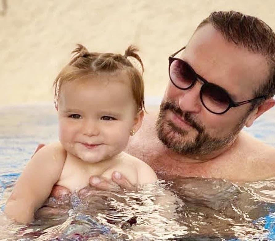 Alessia llegó el 7 de diciembre de 2018 y conforme ha crecido ha demostrado el gran parecido que tiene con su famoso abuelo.
<br>