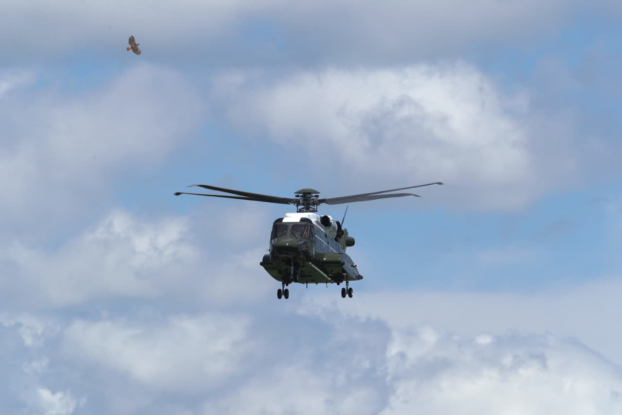 Según la publicación 
<i>Popular Mechanics</i>, el helicóptero presidencial 
<b>puede resistir un ataque antiaéreo</b> desde tierra y el pulso electromagnético que genera una explosión nuclear.