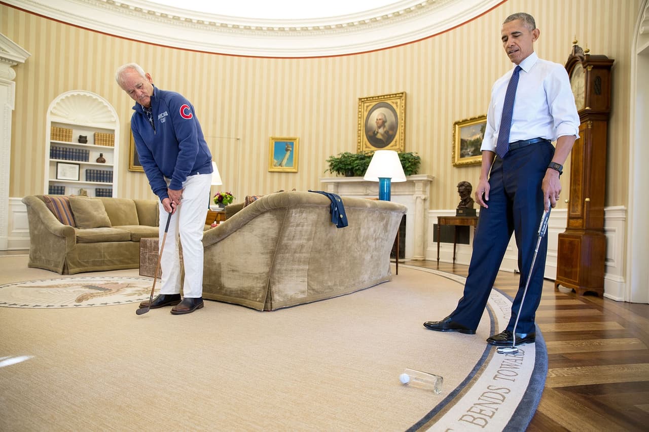 <b>21 de octubre. </b>El actor Bill Murray visitó la Casa Blanca para recibir el premio Mark Twain al humor estadounidense. Durante su encuentro le mostró al presidente su habilidad para meter una pelota de golf en un vaso de vidrio.