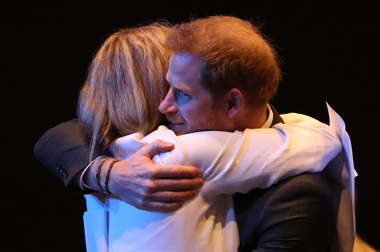 Aunque en Edimburgo el duque pidió ser presentado sin su título nobiliario, él sigue siendo príncipe. Hasta ahora, la corona británica no ha anunciado que sus títulos, ni los de Markle, hayan sido retirados. 
<br>