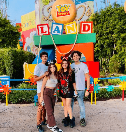 La adolescente tiene dos hermanos; José Eduardo y Roberto Miguel, hijos de Eduardo Santamarina e Itatí.