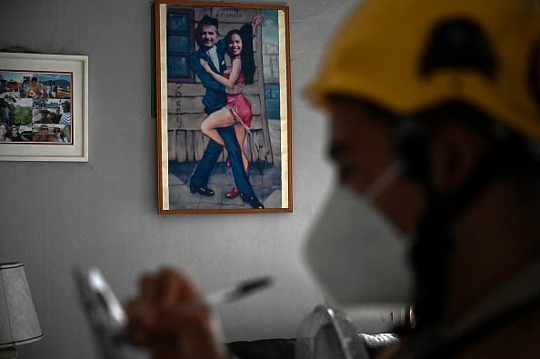 El italiano murió este jueves brutalmente linchado por una turba de más de 600 personas en el barrio Los Mangos, municipio de Santa Ana de Yusguare, departamento sureño de Choluteca, fronterizo con Nicaragua. En la imagen, un bombero dentro de la casa de Giorgio Scanu mientras investiga las causas del incendio.