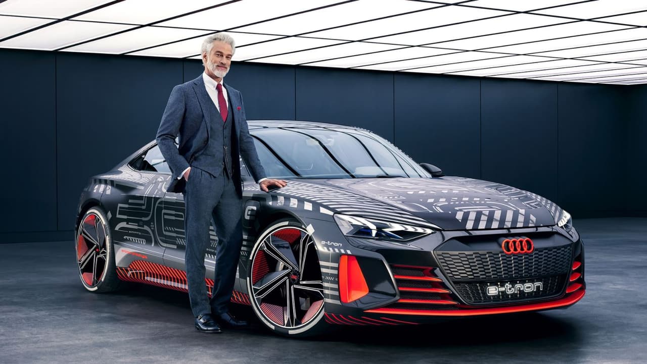 <h3 class="cms-H3-H3"><b>Audi e-tron GT</b></h3>
<br>
<br>El futuro pinta eléctrico y Santa Claus no podía quedarse atrás. El Audi e-tron GT es un vehículo de propulsión totalmente eléctrica que cautiva no solo por su apariencia, sino también por las sensaciones de manejo que ofrece. 
<br>