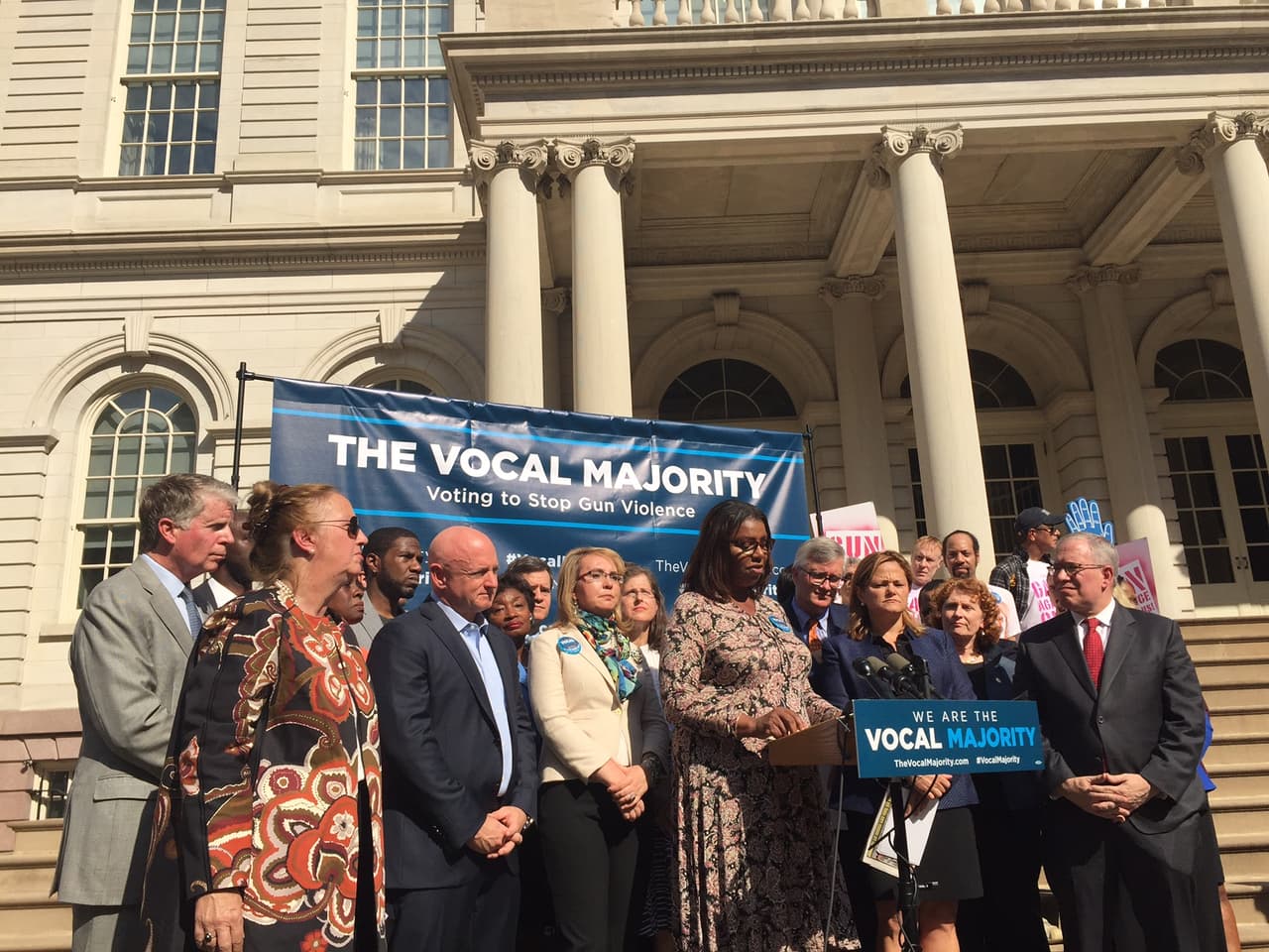 "Detener la violencia requiere valentía": busca aliados la excongresista herida de bala