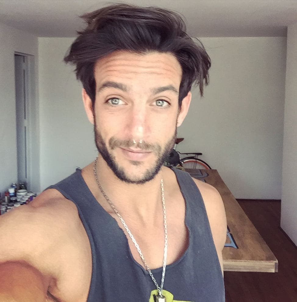 Joaquín Ferreira nació en Argentina un 28 de abril de 1986, país donde inició sus estudios artísticos a la par de la carrera de arquitectura. Sin embargo, finalmente se graduó como diseñador gráfico.