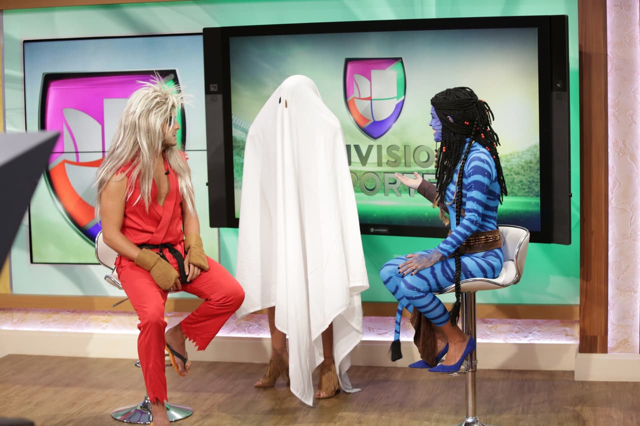 Rodolfo Landeros nos trajó el segmento deportivo con un disfraz muy atractivo mientras el misterioso fantasma seguía deambulando por el estudio.