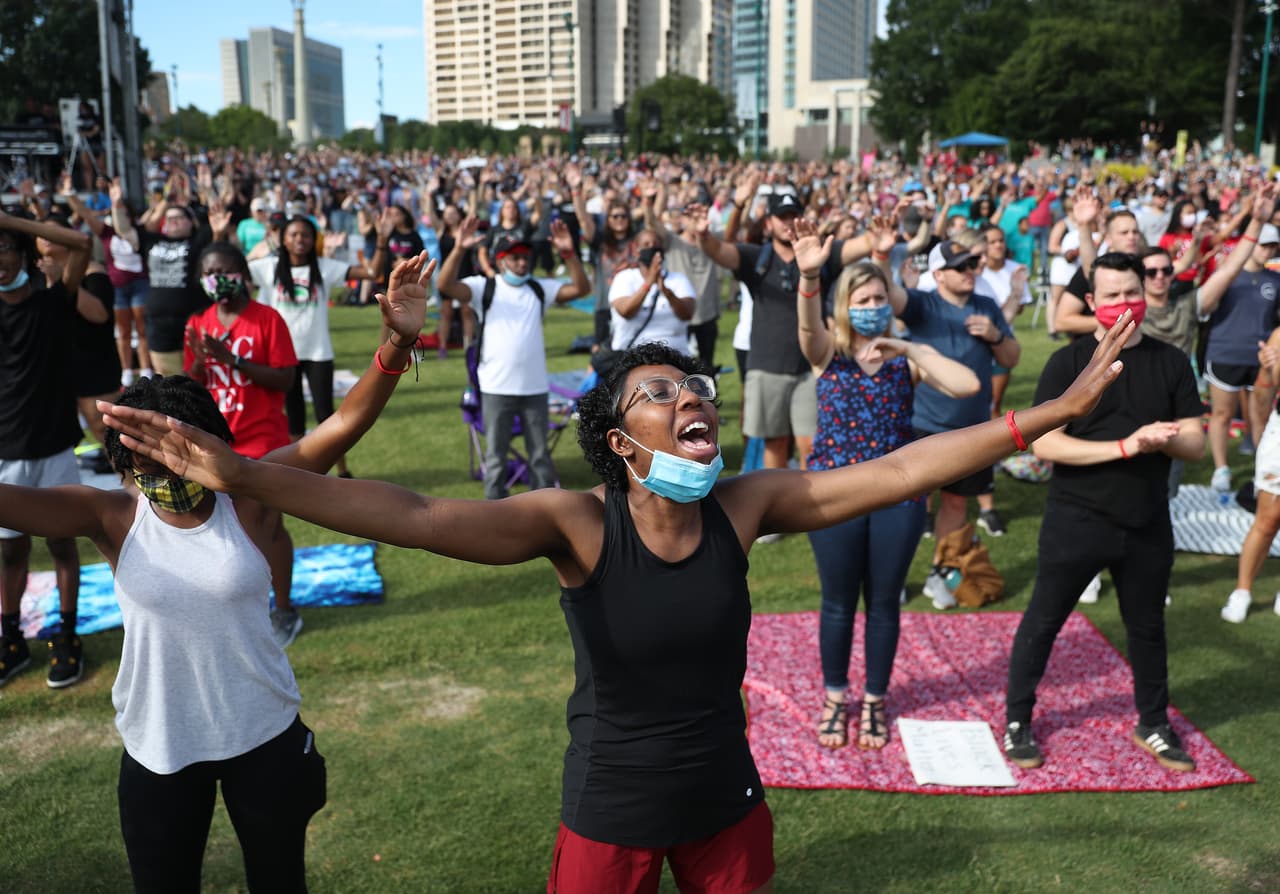 <b>‘Juneteenth’ entre protestas y pandemia (19 de Junio)</b>. Cada año la comunidad afroestadounidense 
<a href="https://www.univision.com/noticias/politica/que-es-juneteenth-la-centenaria-fiesta-afroestadounidense-que-trump-ignoraba-y-ahora-quiere-apropiarse"><u>conmemora el llamado ‘Juneteenth</u></a>, el día que se anunció la abolición de la esclavitud en Texas, el 19 de junio 1865. Al final de la Guerra de Secesión, el general Gordon Granger llegó hasta el último territorio confederado en el que faltaba reforzar la orden de emancipación firmada dos años y medio antes por el presidente Abraham Lincoln. 
<a href="https://www.univision.com/noticias/racismo/todos-los-esclavos-son-libres-juneteenth-cuando-la-noticia-del-fin-de-siglos-de-opresion-llego-a-todo-eeuu-fotos-fotos"><u>Vea aquí las fotografías históricas de esta celebración.</u></a>