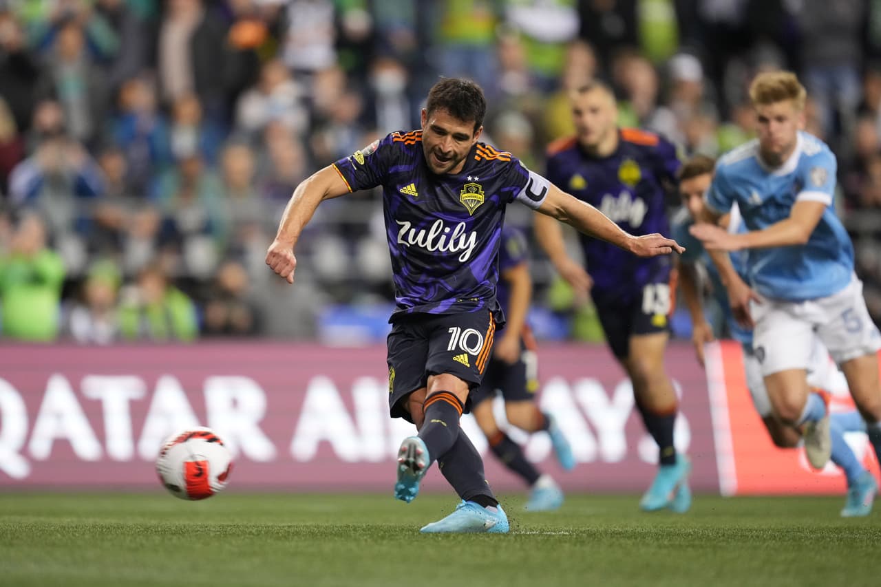 Al 65’, Ruidíaz fue derribado en el área. La jugada se revisó en el VAR y se concedió la pena máxima. Nicolás Lodeiro no tuvo piedad y anotó para el 3-1 definitivo que le da a Seattle una buena ventaja para la vuelta en New Jersey.