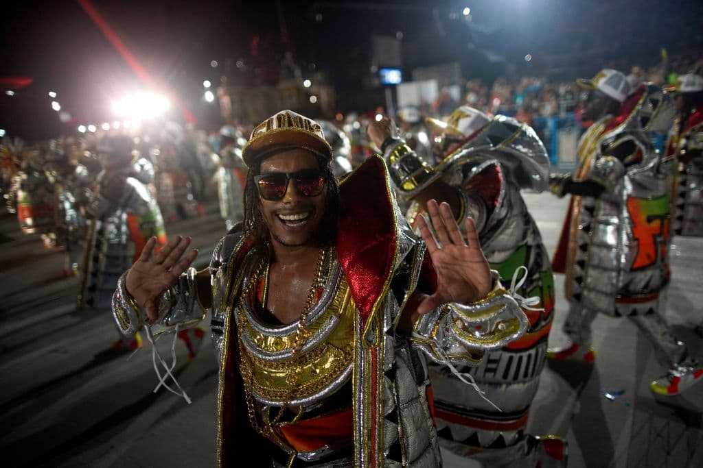 Fueron "dos años de mucha oscuridad en el mundo, cada uno mirando para si mismo". Esta noche "tenemos la posibilidad de mostrar que somos felices incluso con todos los problemas", dijo Latino Suárez, de 45 años y agregó que: "Brasil sin carnaval no es Brasil".