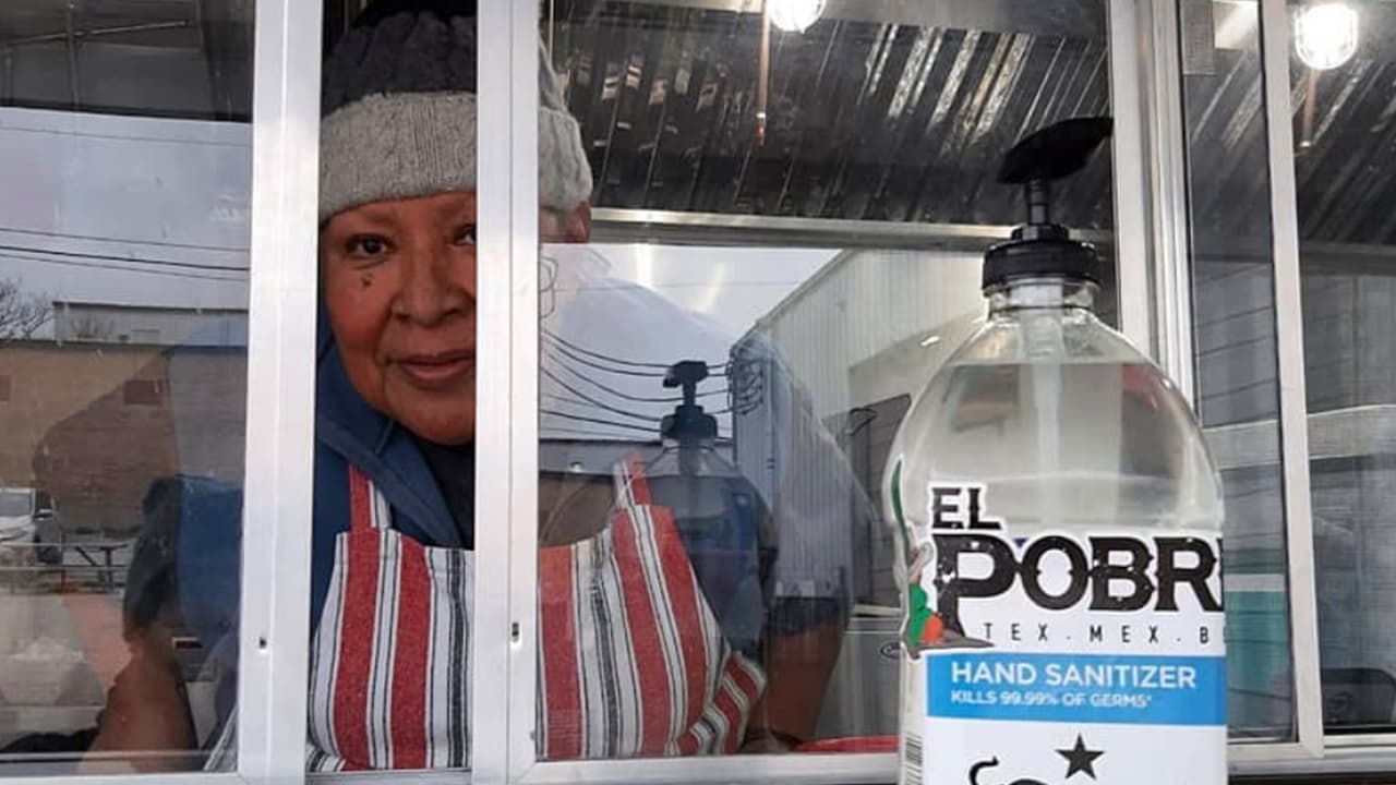 Teresa es originaria de
<b><a href="https://en.mexico.pueblosamerica.com/i/tulcingo-de-valle/" target="_blank">Tulcingo del Valle,</a></b> un poblado ubicado al suroeste de Puebla, México, migró a los EEUU en los años 70, crió a su único hijo como madre soltera, cuando tuvo la oportunidad, se hizo residente, luego ciudadana y además aprendió inglés.
<br>