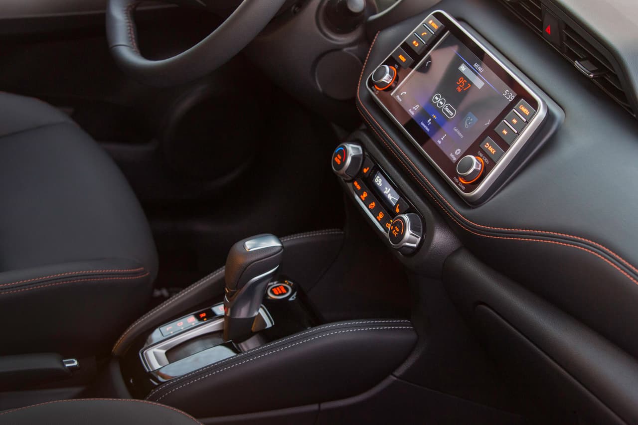 Además de Apple CarPlay y Android Auto la Nissan Kicks 2018 ofrece 
<b>NissanConnect</b> a fin de ofrecer al dueño del vehículo la mayor versatilidad posible para 
<b>personalizar </b>su Nissan Kicks. Con NissanConnect el conductor puede acceder a información tan diversa como el consumo de combustible pasando por la configuración del control dinámico de chasis y llegando a la información del sistema de sonido. Toda la información esta disponible tanto en la pantalla del sistema telemático como en la pantalla en el panel de instrumentos.