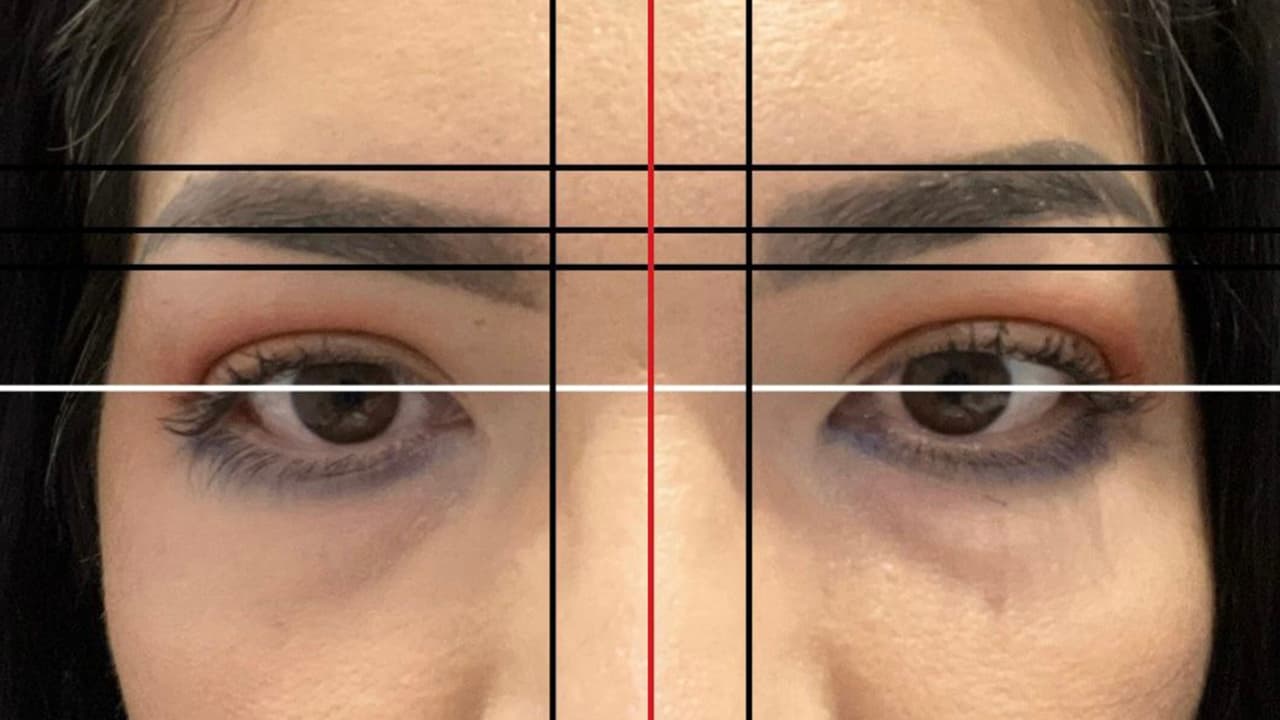 Al final del procedimiento, Paola quedó molesta con el resultado al decir que le habían quedado las cejas chuecas y una más arriba que otra.