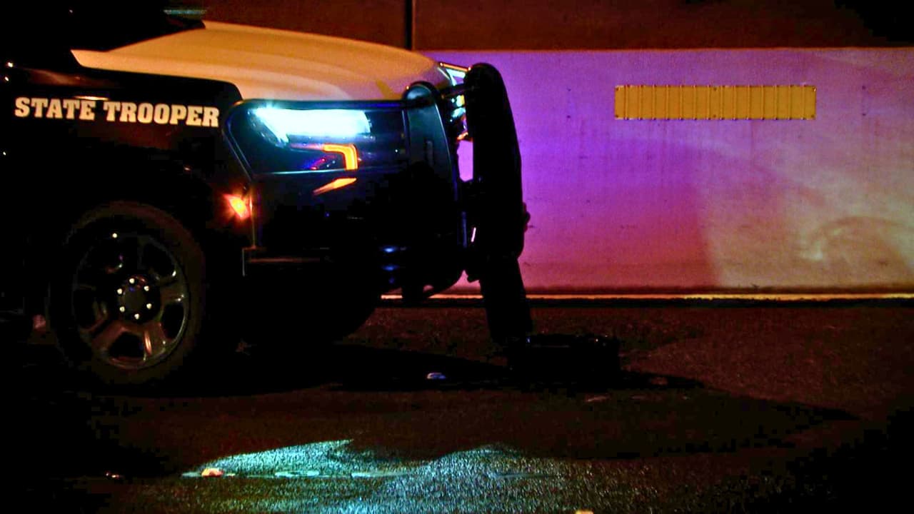 <h3 class="cms-H3-H3">Cómo prevenir accidentes en zonas de trabajo en carretera</h3>
<br>
<b>Disminuya la velocidad</b>: Reduzca su velocidad al acercarse a zonas donde haya patrullas, luces intermitentes o señalización de un accidente.
<br>
<b>Cambie de carril</b>: Si es seguro hacerlo, muévase al carril más alejado del área donde estén trabajando oficiales o servicios de emergencia.
<br>
<b>Mantenga la atención en el camino</b>: Evite distracciones como el uso de teléfonos celulares mientras conduce, especialmente en situaciones de emergencia.
<br>
<b>Siga las instrucciones</b>: Respete cualquier señalización o indicación de los oficiales de tráfico.
<br>
<b>Sea paciente</b>: Los cierres de carril o desvíos son necesarios para garantizar la seguridad de todos los involucrados.