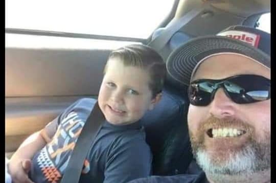 Un hombre y su hijo de 8 años mueren en choque de un auto con un árbol