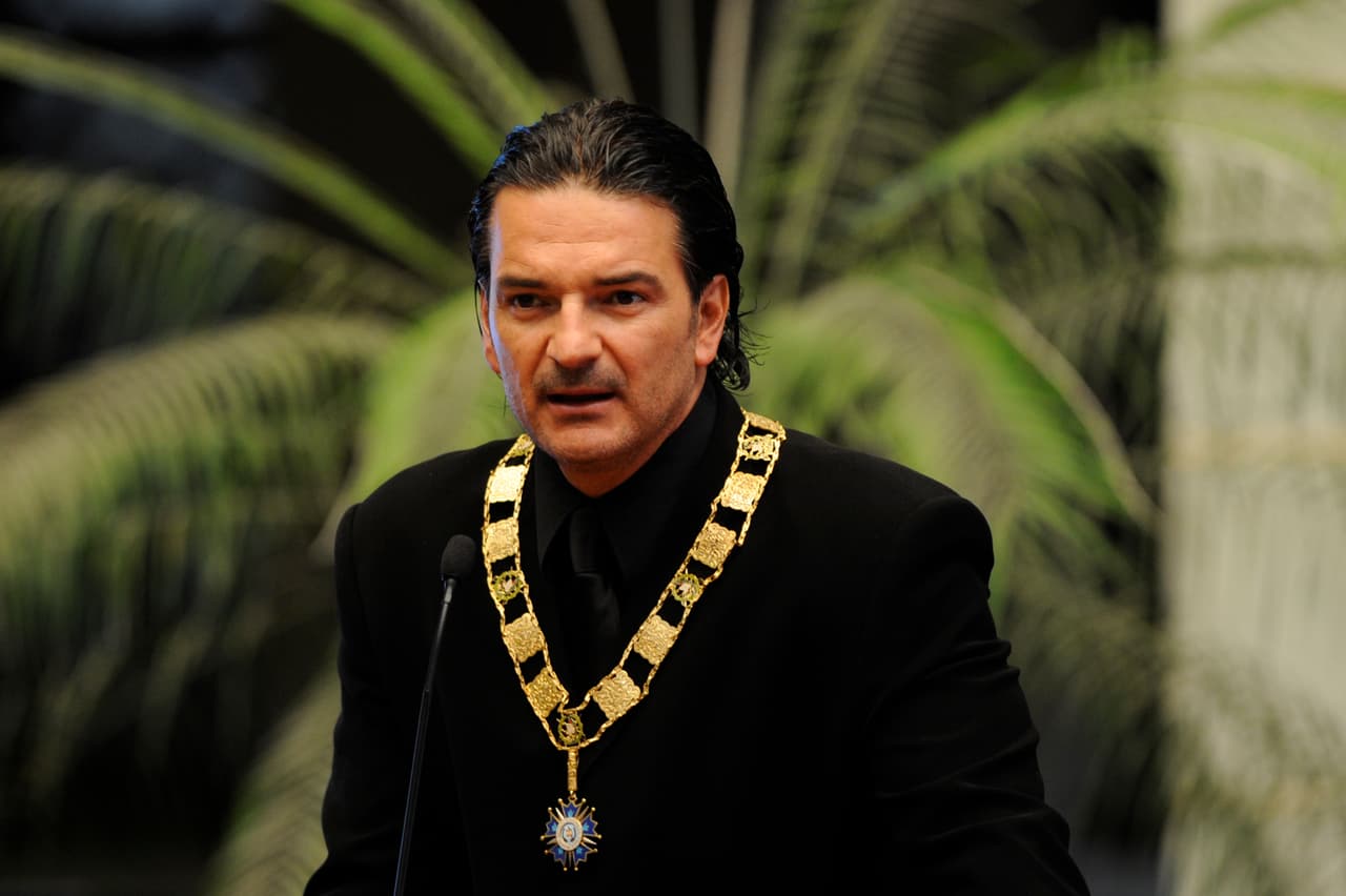 El 21 de marzo de 2013, Ricardo Arjona fue galardonado con la Orden del Quetzal en el grado de Gran Collar, por sus méritos artísticos dentro y fuera del país, otorgado por el presidente de Guatemala, Otto Pérez Molina.