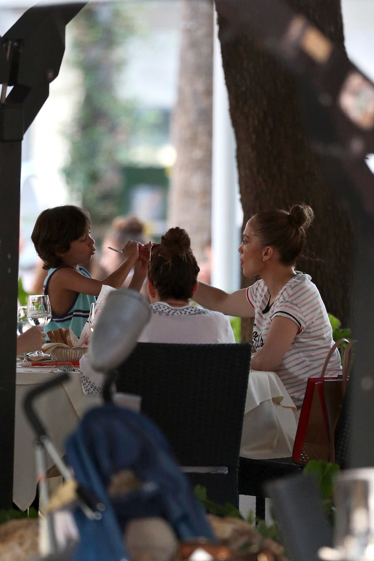 Durante la cena se la pasó jugando con Max.