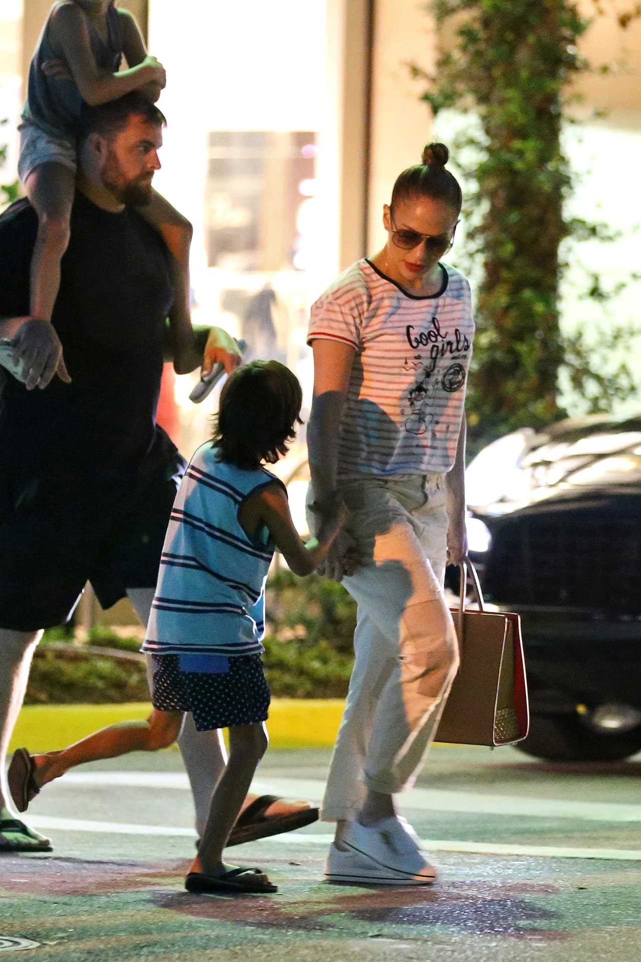 No dejaba de jalar a su mami.