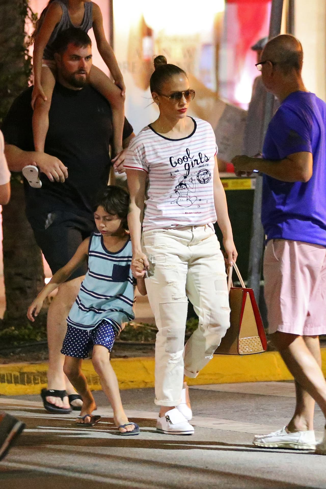 Encontramos a Jennifer López de paseo con sus hijos.