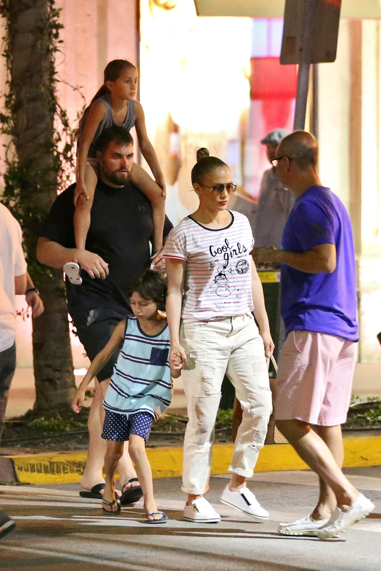 Emme paseó en los hombros de su guardaespaldas.