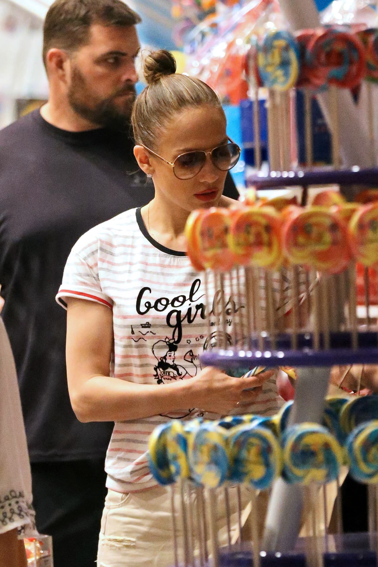 Los llevó a comprar algunas golosinas.