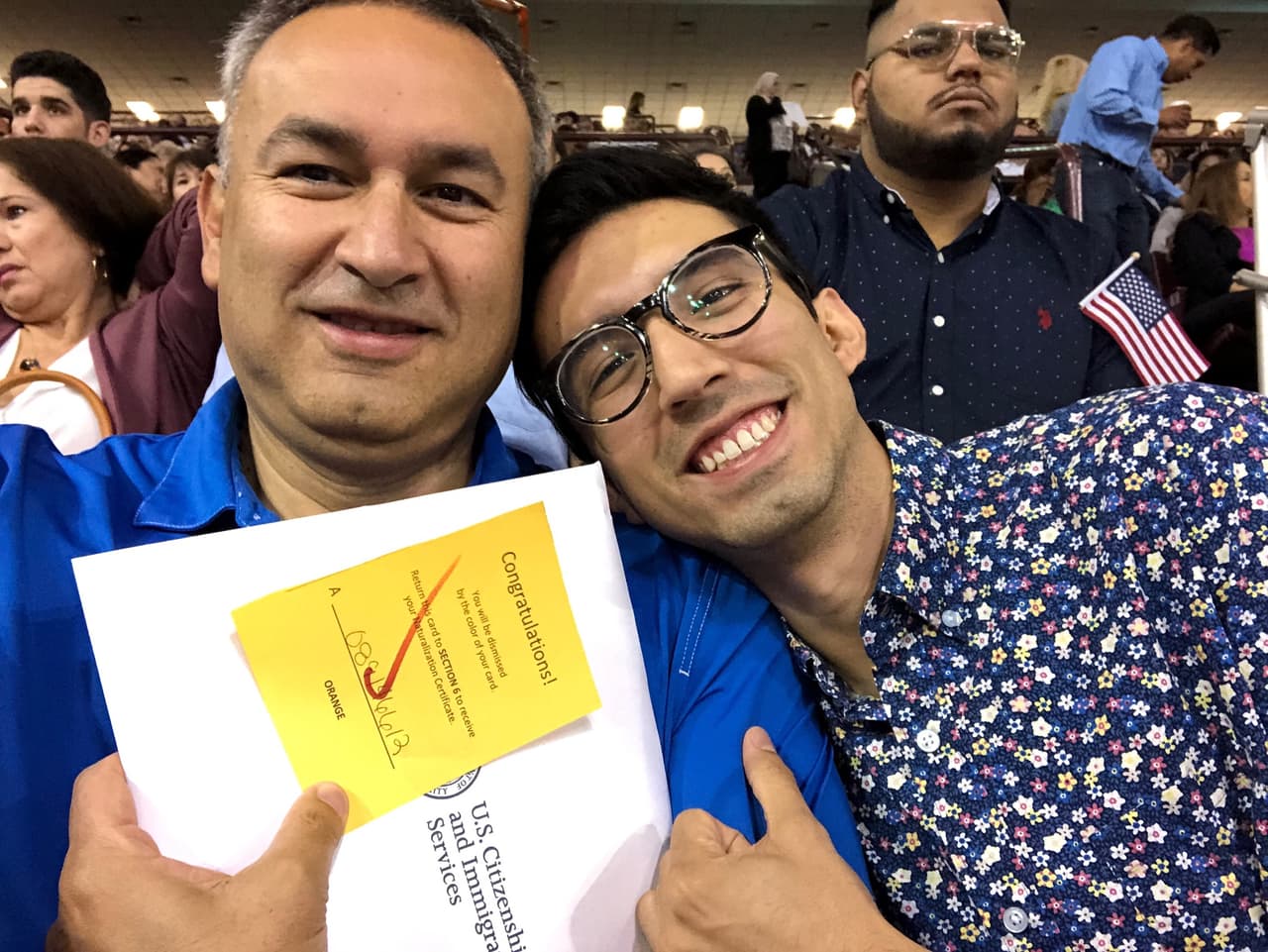 Leonardo Angulo y su padre, Juan Carlos, durante la ceremonia de naturalización.